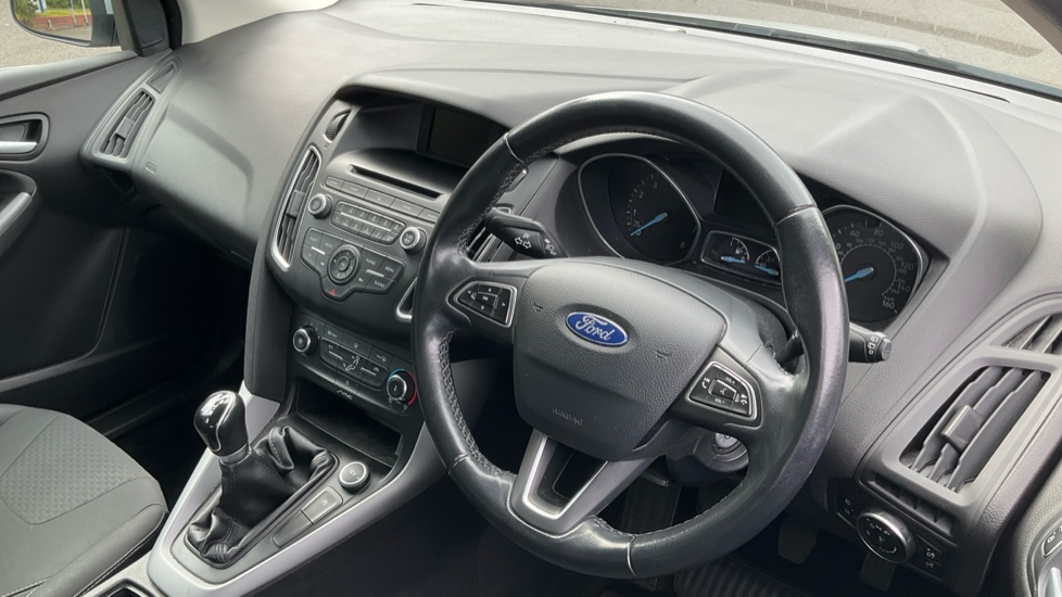 Ford Focus 1.0 EcoBoost Zetec 5dr Petrol Hatchback - Image 11