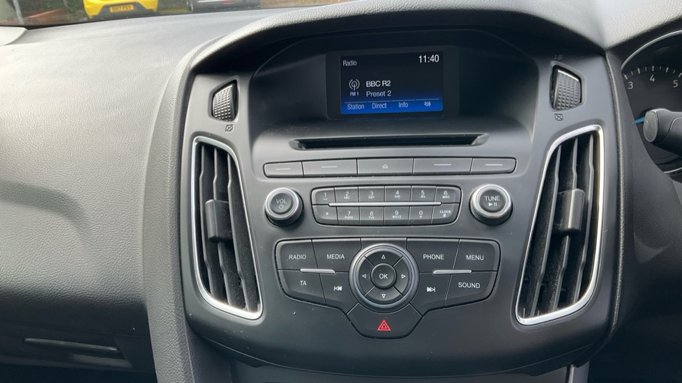 Ford Focus 1.0 EcoBoost Zetec 5dr Petrol Hatchback - Image 12