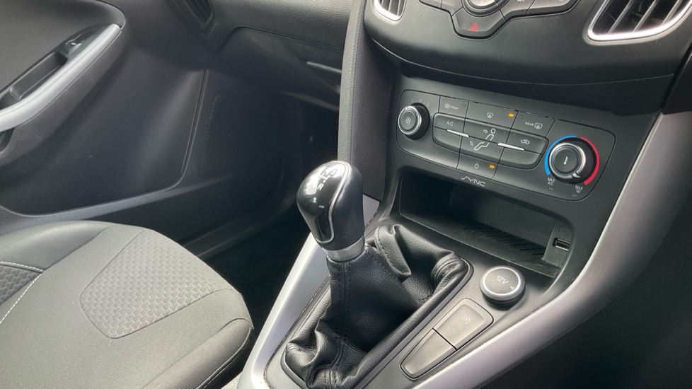 Ford Focus 1.0 EcoBoost Zetec 5dr Petrol Hatchback - Image 13