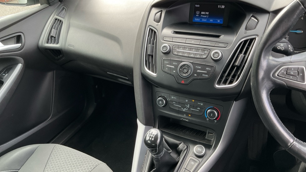 Ford Focus 1.0 EcoBoost Zetec 5dr Petrol Hatchback - Image 14