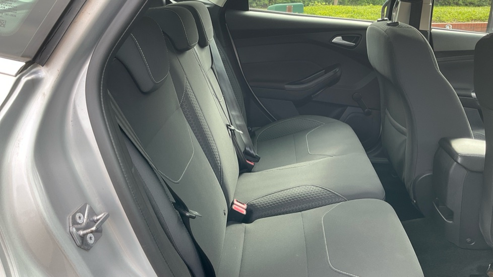 Ford Focus 1.0 EcoBoost Zetec 5dr Petrol Hatchback - Image 16