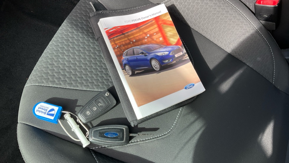 Ford Focus 1.0 EcoBoost Zetec 5dr Petrol Hatchback - Image 19