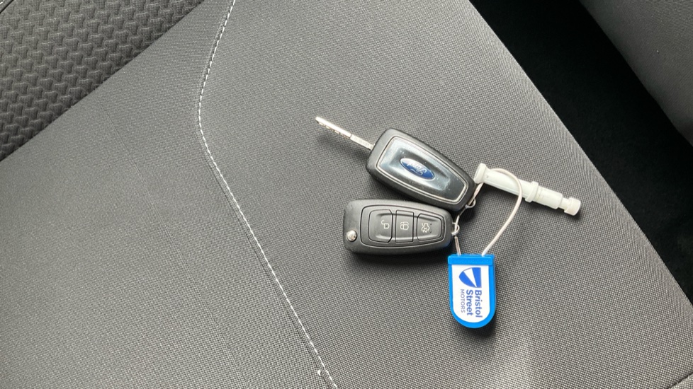 Ford Focus 1.0 EcoBoost Zetec 5dr Petrol Hatchback - Image 20