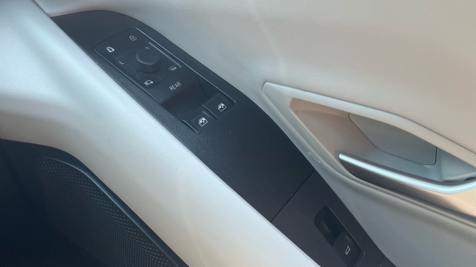 Ford Explorer 125kW Premium 52kWh 5dr Auto Electric Estate - Image 33