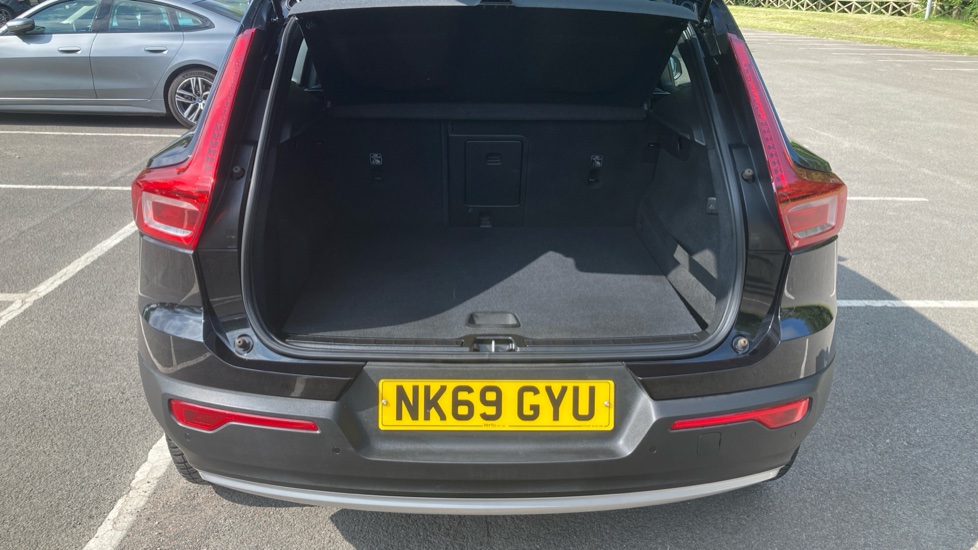 Volvo XC40 1.5 T3 [163] Momentum 5dr Petrol Estate - Image 4