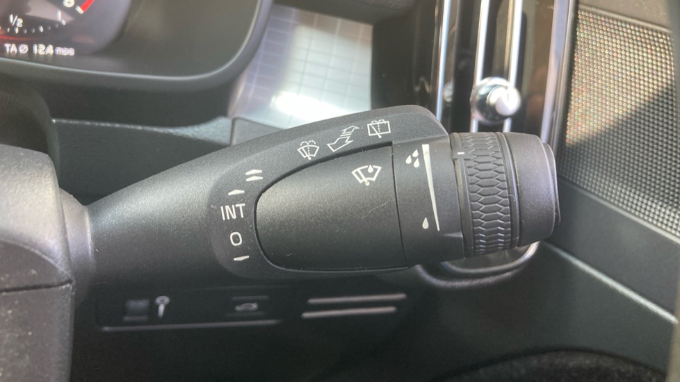 Volvo XC40 1.5 T3 [163] Momentum 5dr Petrol Estate - Image 27