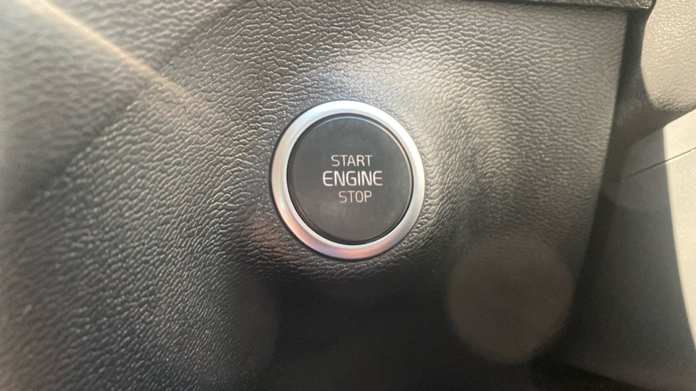 Volvo XC40 1.5 T3 [163] Momentum 5dr Petrol Estate - Image 29