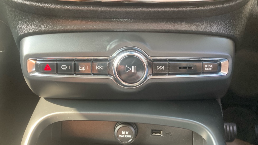 Volvo XC40 1.5 T3 [163] Momentum 5dr Petrol Estate - Image 32