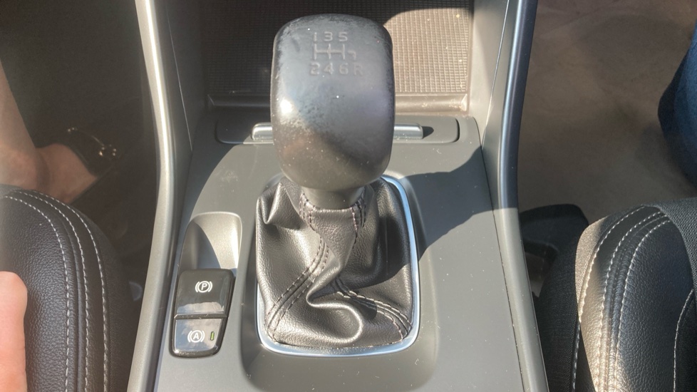 Volvo XC40 1.5 T3 [163] Momentum 5dr Petrol Estate - Image 33