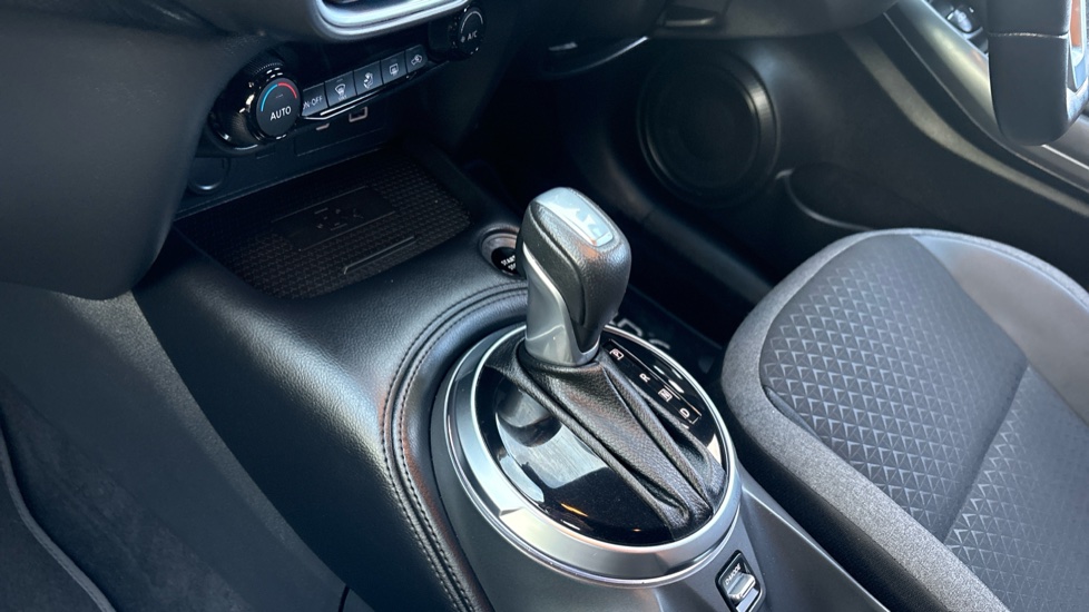 Nissan Juke 1.6 Hybrid N-Connecta 5dr Auto Hybrid Hatchback - Image 13