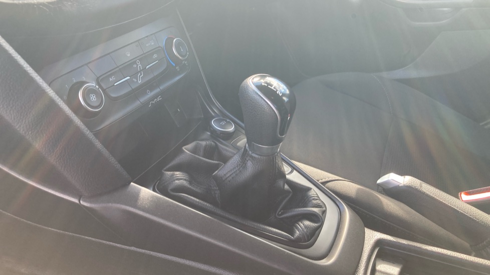 Ford Focus 1.0 EcoBoost Style 5dr Petrol Hatchback - Image 13