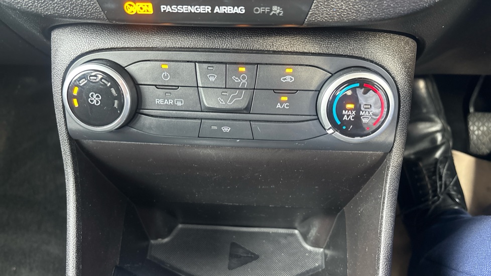 Ford Fiesta 1.1 Zetec 3dr Petrol Hatchback - Image 27