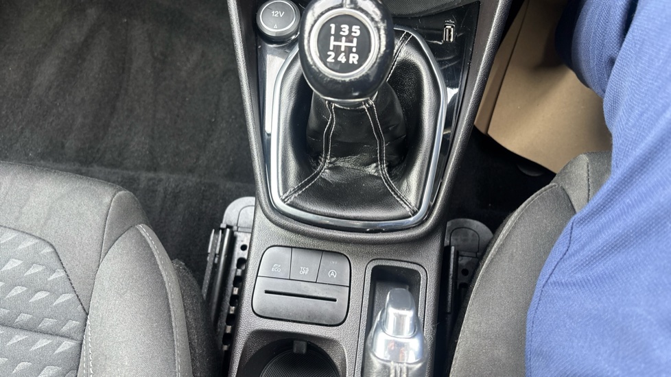 Ford Fiesta 1.1 Zetec 3dr Petrol Hatchback - Image 28
