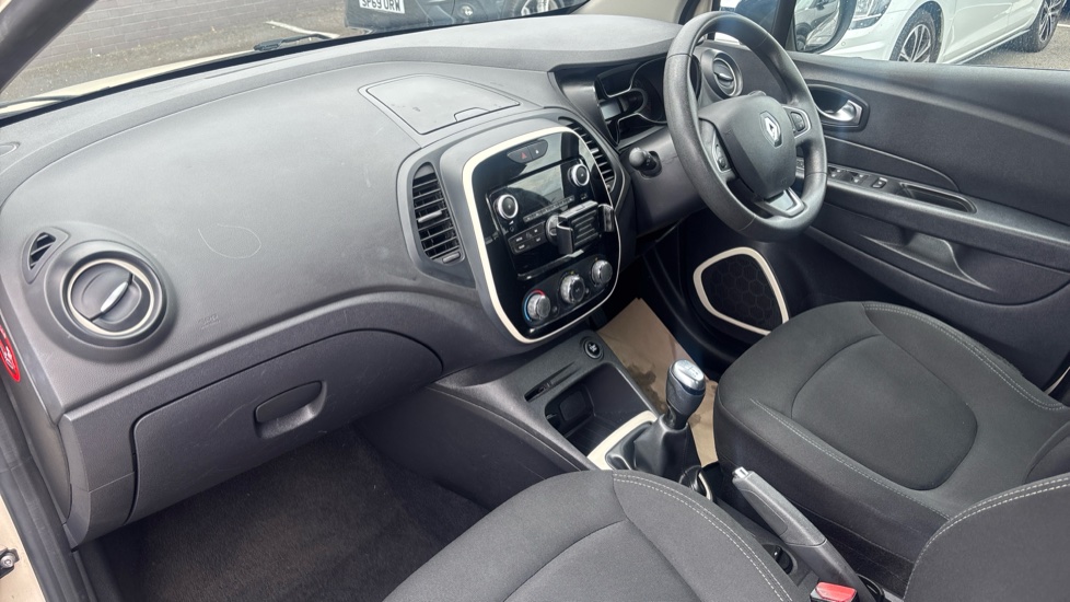 Renault Captur 0.9 TCE 90 Play 5dr Petrol Hatchback - Image 9