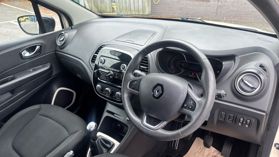 Renault Captur 0.9 TCE 90 Play 5dr Petrol Hatchback - Image 11