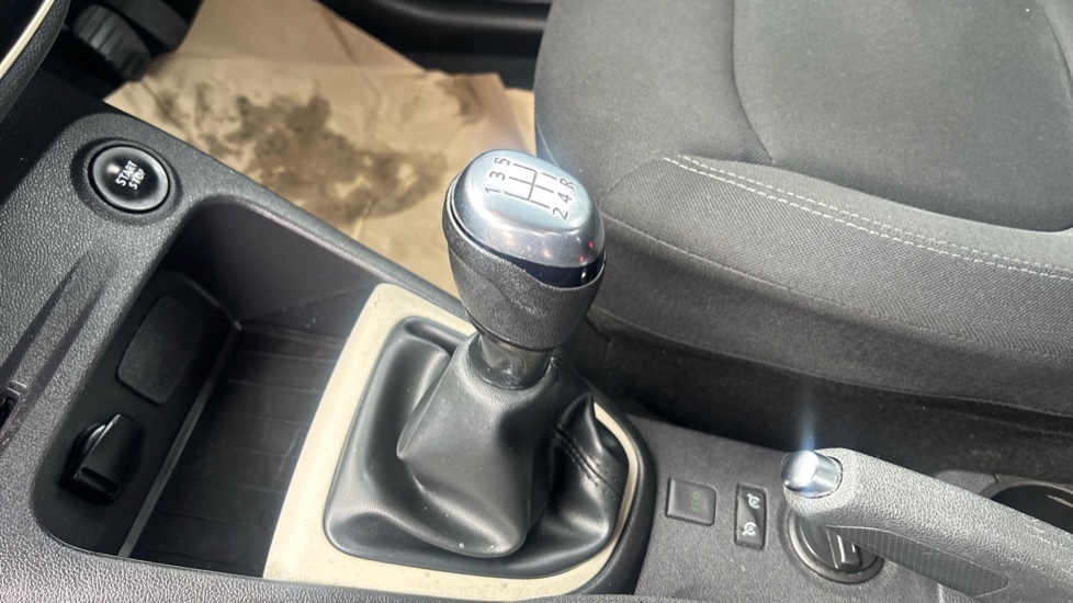 Renault Captur 0.9 TCE 90 Play 5dr Petrol Hatchback - Image 13