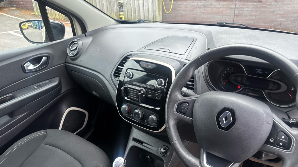 Renault Captur 0.9 TCE 90 Play 5dr Petrol Hatchback - Image 14