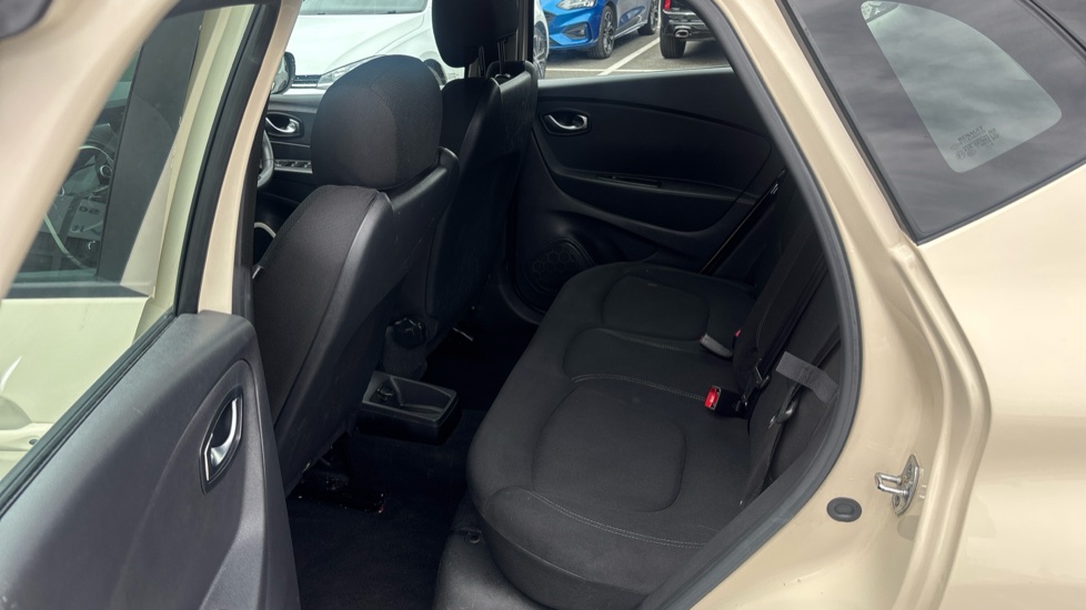 Renault Captur 0.9 TCE 90 Play 5dr Petrol Hatchback - Image 16