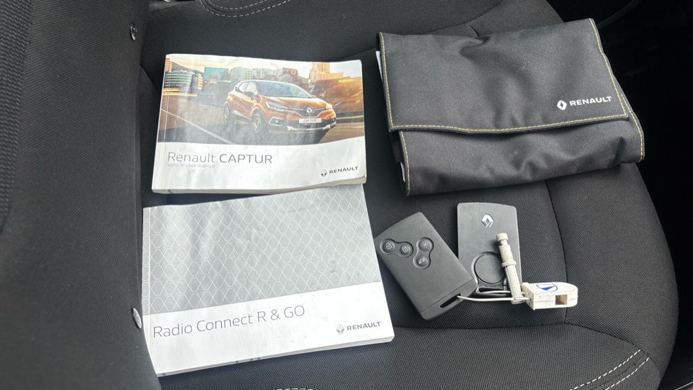 Renault Captur 0.9 TCE 90 Play 5dr Petrol Hatchback - Image 19