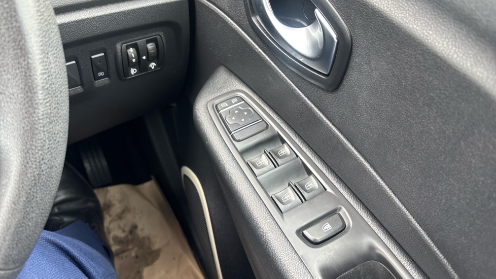 Renault Captur 0.9 TCE 90 Play 5dr Petrol Hatchback - Image 23
