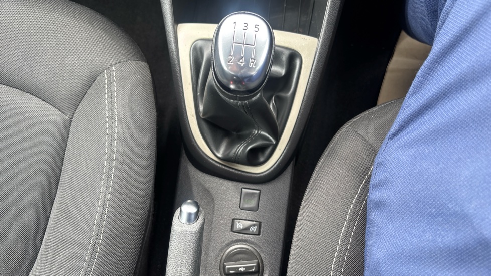 Renault Captur 0.9 TCE 90 Play 5dr Petrol Hatchback - Image 26