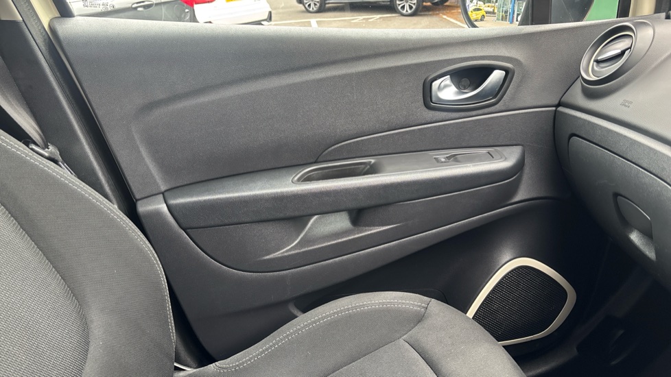 Renault Captur 0.9 TCE 90 Play 5dr Petrol Hatchback - Image 27