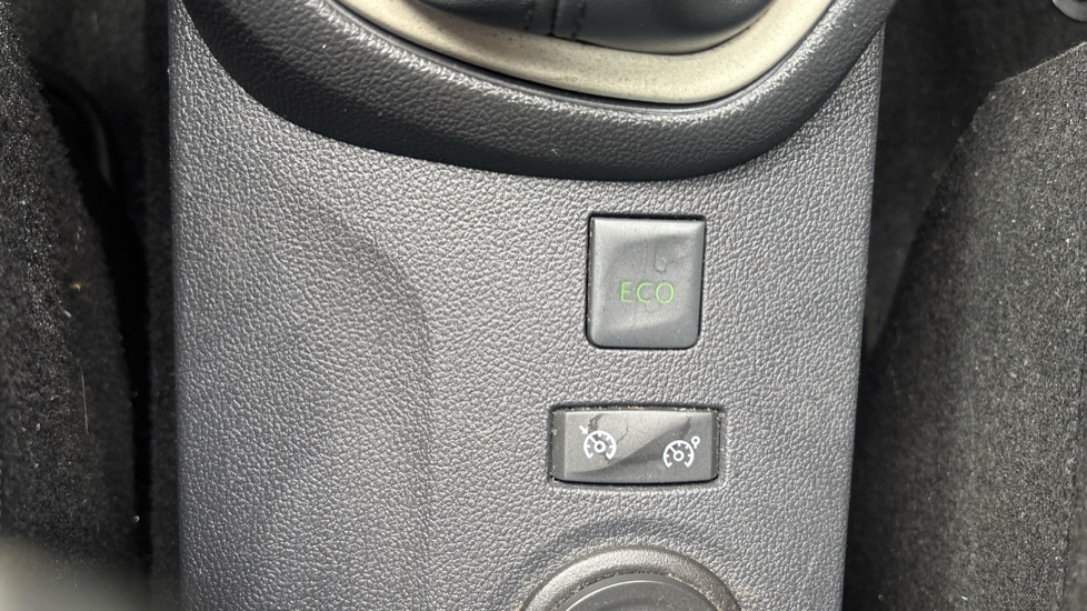 Renault Captur 0.9 TCE 90 Play 5dr Petrol Hatchback - Image 30