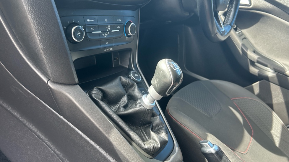 Ford Focus 1.0 EcoBoost 125 Zetec S 5dr Petrol Hatchback - Image 13