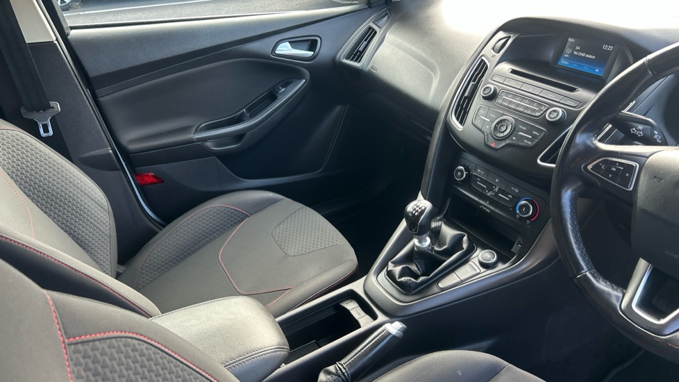 Ford Focus 1.0 EcoBoost 125 Zetec S 5dr Petrol Hatchback - Image 14