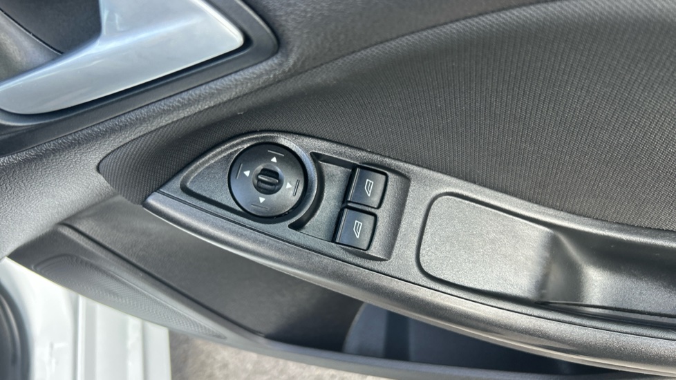 Ford Focus 1.0 EcoBoost 125 Zetec S 5dr Petrol Hatchback - Image 26