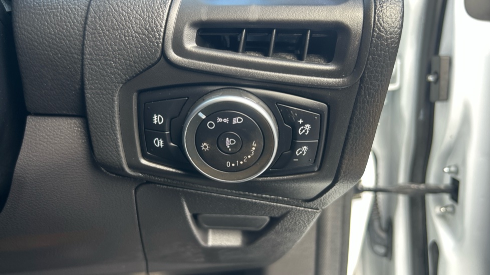 Ford Focus 1.0 EcoBoost 125 Zetec S 5dr Petrol Hatchback - Image 28