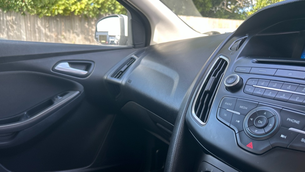 Ford Focus 1.0 EcoBoost 125 Zetec S 5dr Petrol Hatchback - Image 37