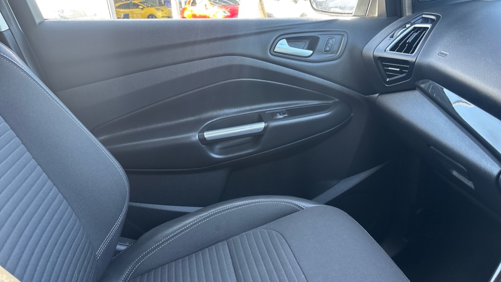 Ford Kuga 2.0 TDCi Titanium Edition 5dr 2WD Diesel Estate - Image 29