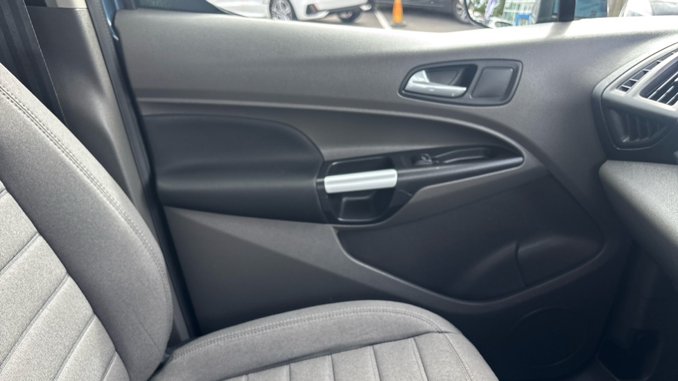 Ford Tourneo Connect 1.5 EcoBlue 120 Titanium 5dr Powershift Diesel Estate - Image 33