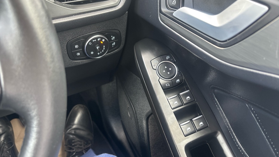 Ford Focus 1.0 EcoBoost Hybrid mHEV 125 Titanium Edition 5dr Petrol Hatchback - Image 25