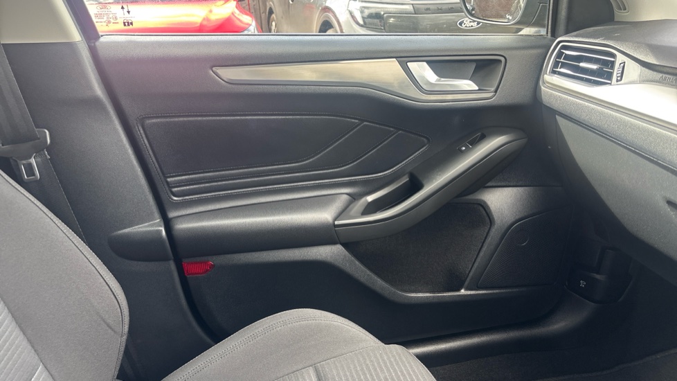 Ford Focus 1.0 EcoBoost Hybrid mHEV 125 Titanium Edition 5dr Petrol Hatchback - Image 30