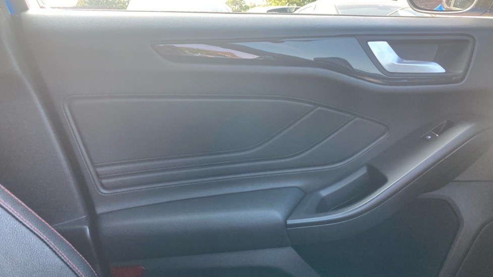Ford Focus 1.0 EcoBoost Hybrid mHEV 125 ST-Line X Edition 5dr Petrol Hatchback - Image 29