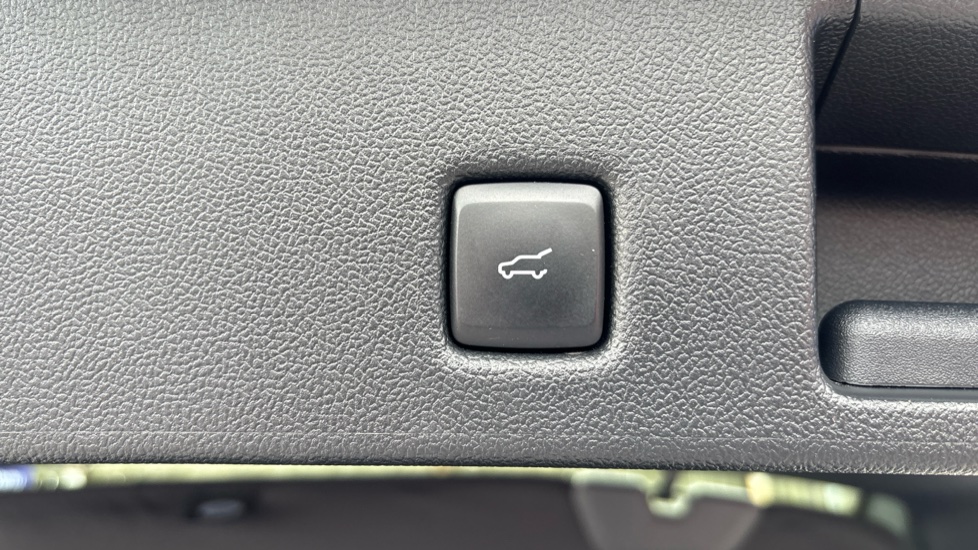 Ford Kuga 2.5 FHEV ST-Line X Edition 5dr CVT Hybrid Estate - Image 27