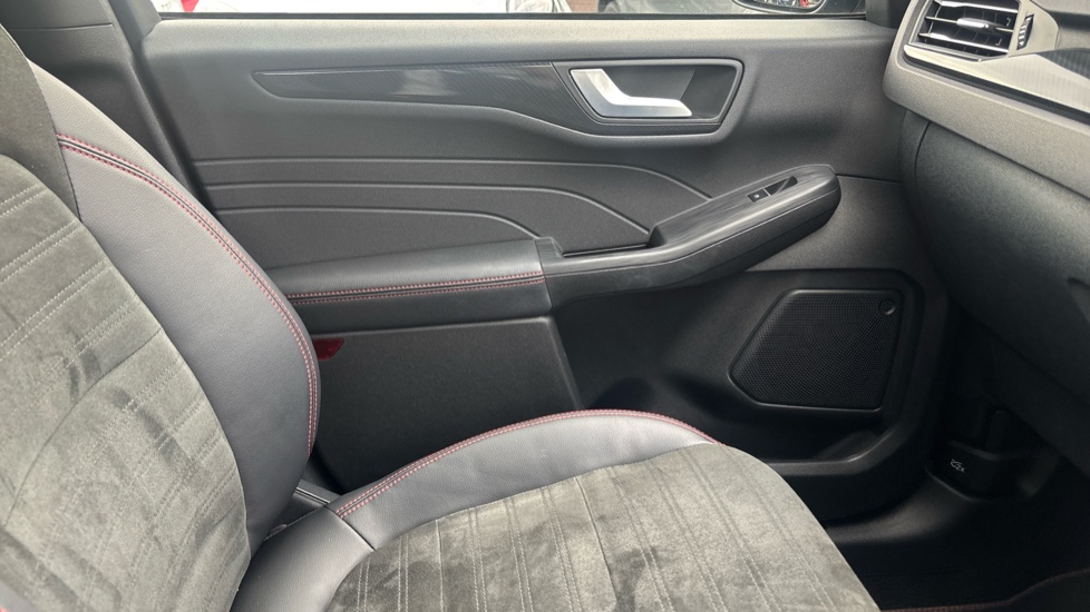 Ford Kuga 2.5 FHEV ST-Line X Edition 5dr CVT Hybrid Estate - Image 35