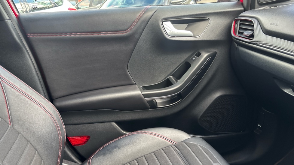Ford Puma 1.0 EcoBoost Hybrid mHEV ST-Line X 5dr Petrol Hatchback - Image 32