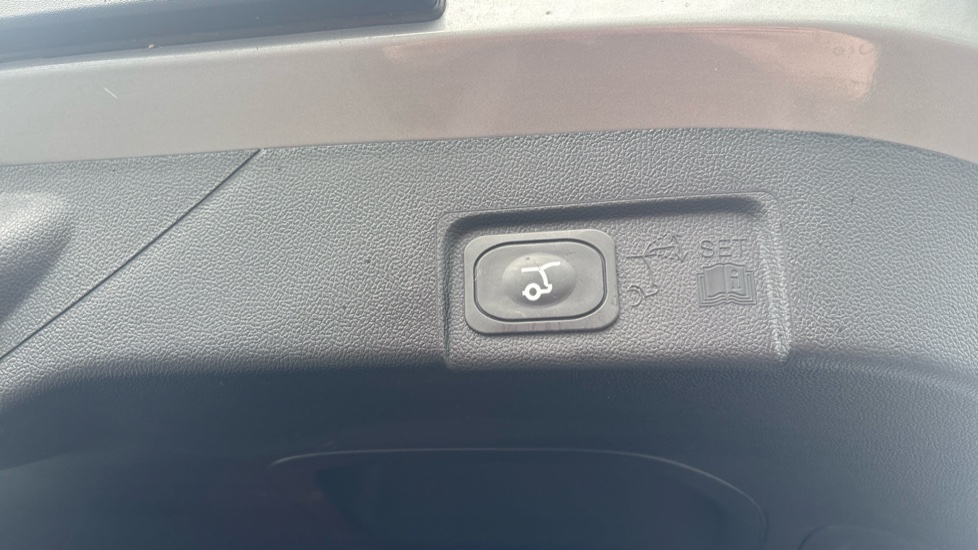 Ford Puma ST 1.0 EcoBoost Hybrid mHEV ST 5dr DCT Petrol Hatchback - Image 44