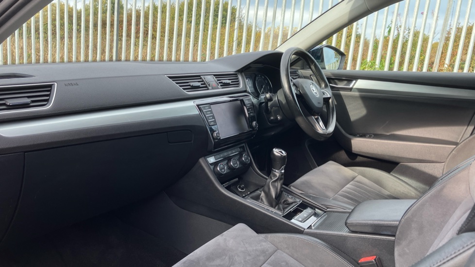 Skoda Superb 2.0 TDI CR SE Business 5dr Diesel Hatchback - Image 9