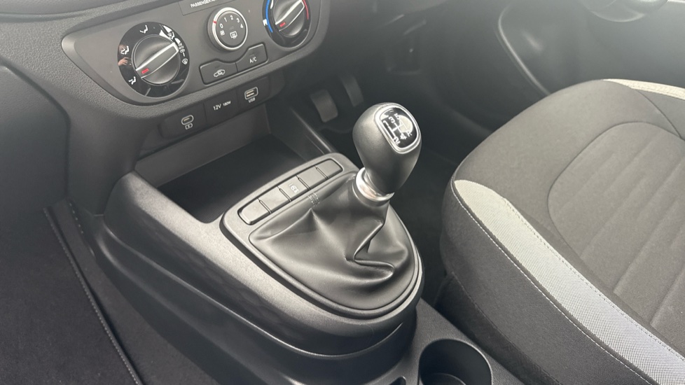 Hyundai i10 1.0 Advance 5dr Petrol Hatchback - Image 13