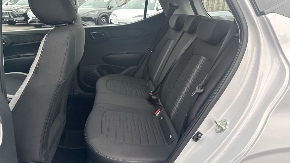 Hyundai i10 1.0 Advance 5dr Petrol Hatchback - Image 16