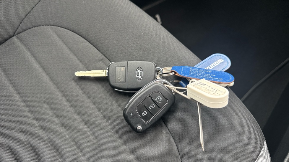 Hyundai i10 1.0 Advance 5dr Petrol Hatchback - Image 20