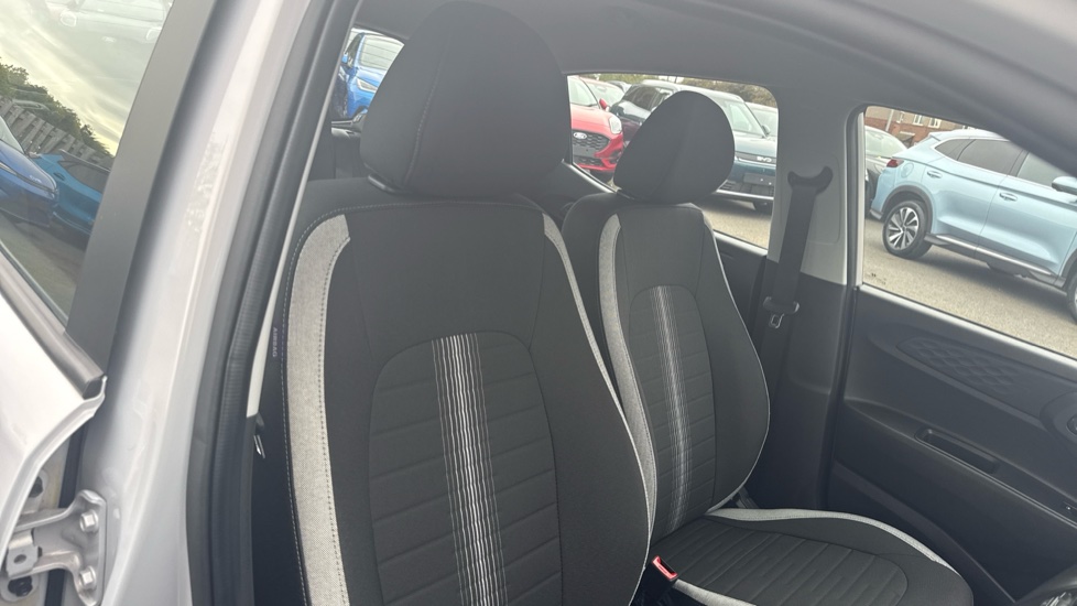 Hyundai i10 1.0 Advance 5dr Petrol Hatchback - Image 35