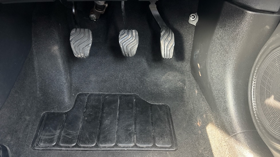 Nissan Juke 1.0 DiG-T 114 N-Connecta 5dr Petrol Hatchback - Image 37