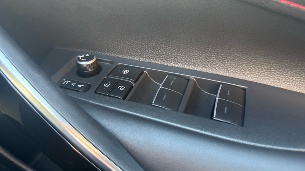 Toyota Corolla 2.0 VVT-i Hybrid Excel 5dr CVT Hybrid Hatchback - Image 27