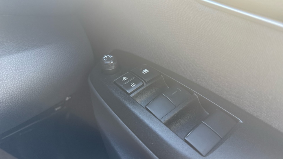 Toyota Yaris Cross 1.5 Hybrid Design 5dr CVT Hybrid Estate - Image 27