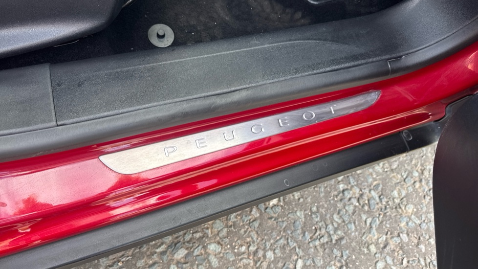 Peugeot 2008 1.2 PureTech 110 GT Line 5dr EAT6 Petrol Estate - Image 29